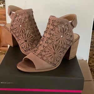 VINCE CAMUTO PERFORATED LEATHER BLOCK HEEL SANDAL